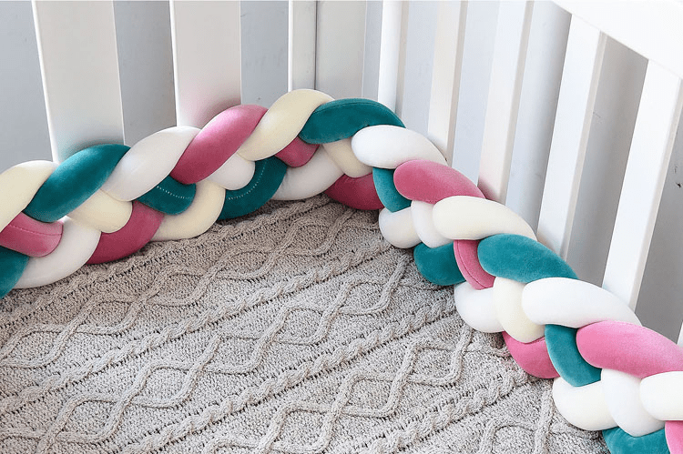 tour de lit en tresse blanc rose vert