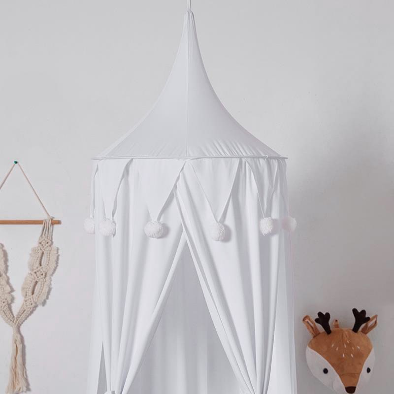 ciel de lit blanc ponpons