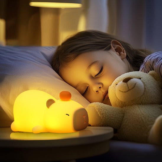 fillette endormie avec veilleuse enfant capybara
