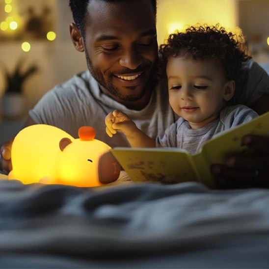 pere-et-fils-lisant-une-histoire-avec-une-veilleuse-enfant