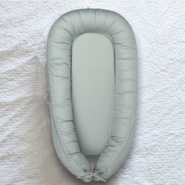réducteur de lit bébé vert